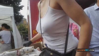 A mulher não gosta de usar sutiã (usa uma camisola sem sutiã)