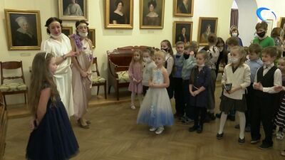 I personaggi della mitologia greca hanno organizzato una visita guidata al Museo delle Belle Arti per i giovani di Novgorod