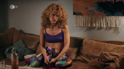 Elli Tringou – Just Push Abuba, sezon 1, odcinki 1–3 (2018) HD 720p – Nagość? Seksowne! Oglądaj online