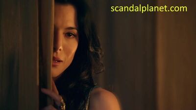 Die Szene mit den nackten Brüsten von Lucy Lawless in „Spartacus“
