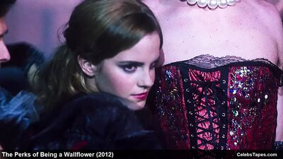 Emma Watson, Mae Whitman et Nina Dobrev en lingerie et en bikini