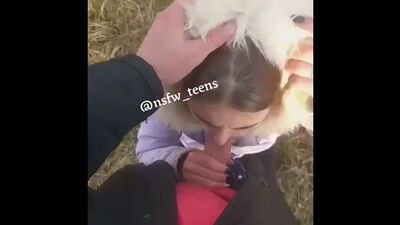 Il a éjaculé sur le visage d'une jeune Ukrainienne. Elle suce la bite de son amant plus âgé en pleine nature. Fellation. Porno amateur russe
