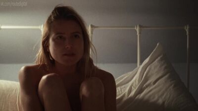 Andie MacDowell, Dree Hemingway desnudas - Love After Love (2017) HD 1080p Ver online