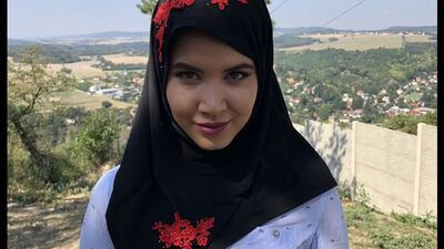 Sexwithmuslims - Lady Dee espera obedientemente pelo seu marido excitado [Muçulmana, Árabe, Sexo, Porno, Porno oriental, Broche]