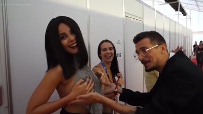 Nastya Kamenskikh, desnuda, deja que le toquen los pechos (1)