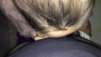 Молода дівчина робить мінет на вечірці в туалеті, знявши одяг, російське домашнє порно студентів