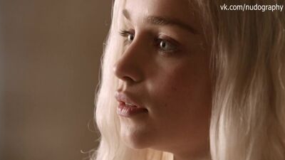 Emilia Clarke nue dans la série Game of Thrones (2011) - Saison 1, épisode 1