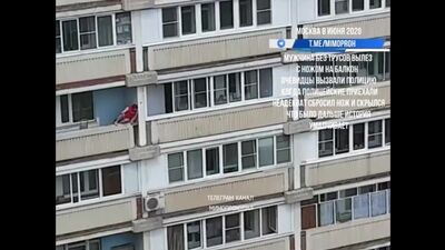 Homem sem cuecas e com uma faca anda a rastejar pelos varandas. Moscovo, 08.06.20