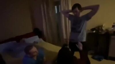 Lo pasaron por el grupo de chat, porno casero ruso, MFM, trío, lo animaron a tener sexo, porno casero ruso con diálogos