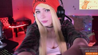 Un assaggio delle tettine ben curate di Karina, la streamer / Le tue blogger