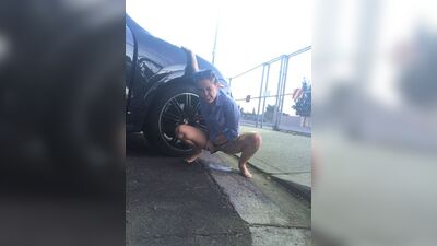 Miley Cyrus numa foto a urinar em público