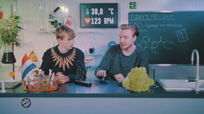 Bastian experimenta LSD | Drugslab em russo, da Yap Kiwi