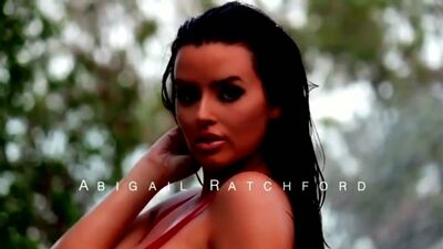 Abigail Ratchford numa dança sensual e provocante em biquíni