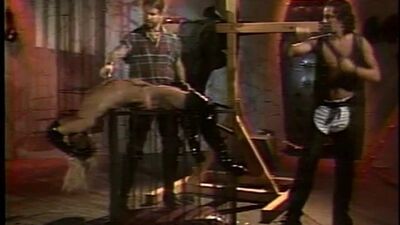 Une salope perverse en bottes de cuir BDSM avec deux mecs