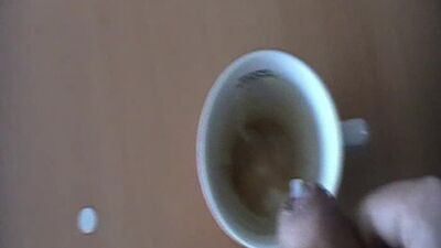 Ich spritze in eine Kaffeetasse mit einem Kamshot