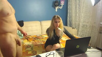 Ich habe die junge Nichte auf der Party durchgefickt. Russischer Amateur-Porno, Sex im Rausch, zum Sex verführt. Harter Fick. Die Ex verarscht