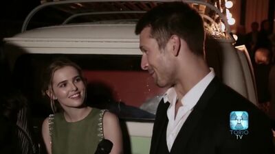 Zoey Deutch e Glen Powell: Confissões no para-choques traseiro