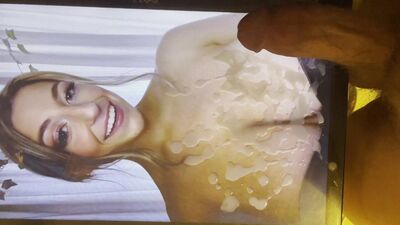 Une éjaculation massive sur les gros seins laiteux de Megan McCarty