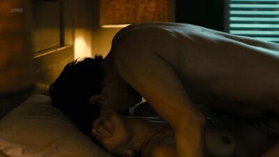 Maggie Gyllenhaal desnuda en la serie «The Double» (2017)