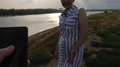 Ein Spaziergang mit einem Vibrator durch den Park