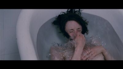 Андреа Райзборо 2011 жылғы «Біз махаббатқа сенеміз» фильмінде жалаңаш күйде көрінеді