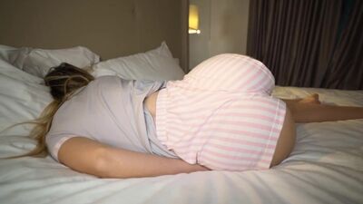 Er hat die Schlafende gefickt [Porno, Sex, ficken, russisch, Inzest, Mutter, selbstgedreht]