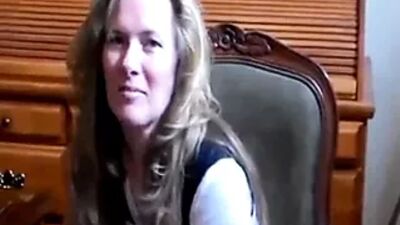 Une femme au foyer sexy se fait une branlette incroyable