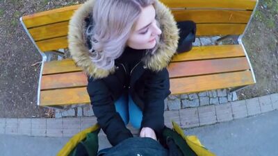 Elle a montré ses seins et a fait une fellation contre de l'argent dans la rue (sexe, porno, érotisme, fellation, drague, jeune, contre de l'argent)