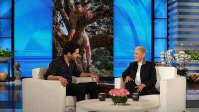 Christopher Abbott przez większość filmu „Paragraf 22” występował nago