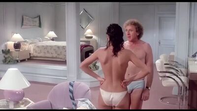 Kelly Lebrock: una mujer con un top rojo y el coño peludo al descubierto