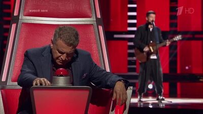 Антон Лаврентьев The Voice шоуындағы соқыр кастинг кезінде «Way Down We Go» әнін орындады