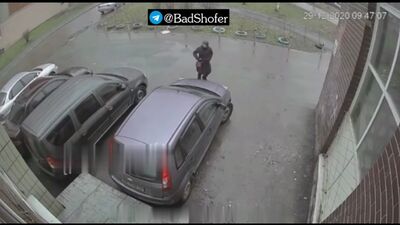 Nous avons installé une alarme sonore et lumineuse équipée d'un détecteur de mouvement pour dissuader les vandales (vidéo VHS)