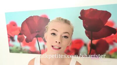 La petite blonde Maddy Rose a un corps menuce parfait
