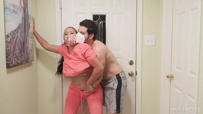 Enfermeira latina volta para casa para uma noite de sexo fantástico depois de um longo turno