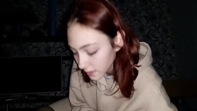 Boquete de uma jovem e bonita estudante numa festa em casa. Porno caseiro russo. Vídeo partilhado pela ex. Estou a foder a boca de uma jovem puta