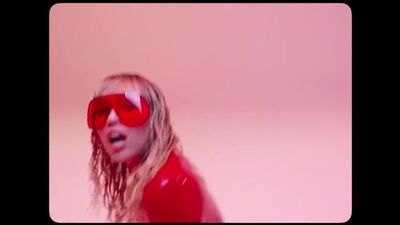 Miley Cyrus em látex