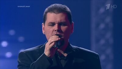 Mikhail Ozerov. «Com o rosto colado ao vidro... Vais-te embora... Fechei os olhos... Estou vivo...»