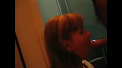 Obraża kochanka w klatce schodowej, podczas gdy mąż jest w domu, rosyjskie domowe porno z dialogami, zdrada, żona, cuckold, cuckold, rosyjska żona, dojrzałe