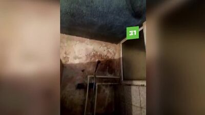 Basura municipal. En un edificio del centro de Cheliábinsk, el techo está a punto de derrumbarse, las tuberías se han podrido y un agujero en el suelo da directamente al Registro Civil de al lado