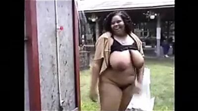 Milfs zeigen sich in einem Amateurvideo in der Öffentlichkeit