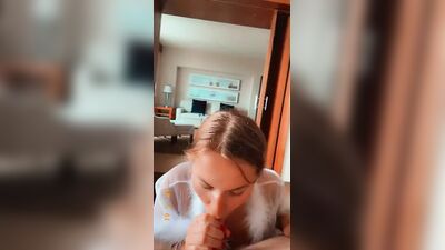 Zoie Burgher faz sexo oral, fode e leva uma ejaculação na cara