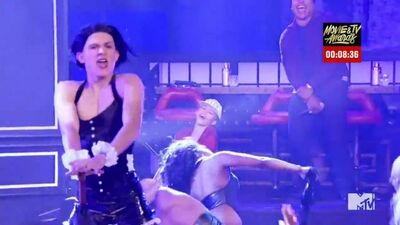 Tom Holland na pele de Rihanna no programa de televisão «Lip Sync Battle»