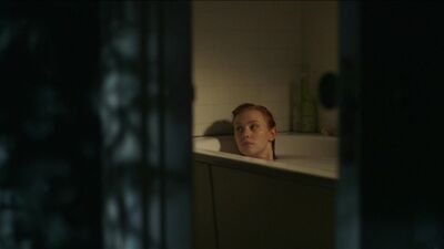 Deborah Ann Woll desnuda - Forever (2015)