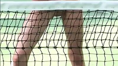 Mulheres nuas jogam ténis