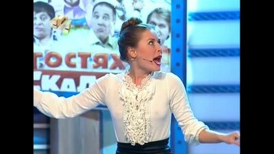 Yulia Mikhalkova sans soutien-gorge dans l'émission « Les pelmenis de l'Oural » - En visite chez Skalka