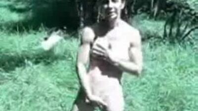 Podniecona żona, całkowicie naga, masturbuje się na ulicy