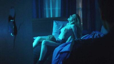 Cena de sexo com Zoey Deutch em «Vincent and Roxxy» no ScandalPlanetcom