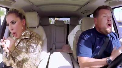 Lady Gaga cantou num carro de karaoke