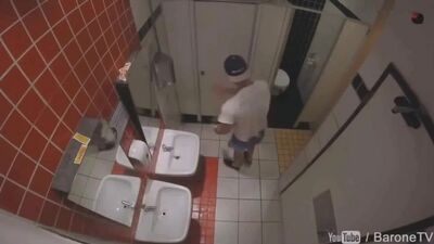Żarty z ludzi w toalecie! Ostre dowcipy. Zabawne psikusy! Najlepszy PRANK