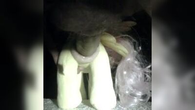 A Fluttershy, de My Little Pony, le han llenado el culo (mi pequeño poni)